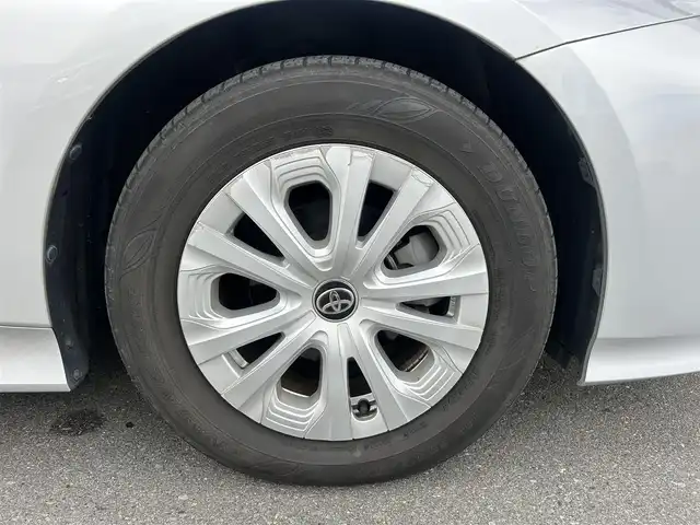 トヨタ プリウス S 静岡県 2020(令2)年 6.5万km シルバーM 後期型/トヨタセーフティセンス/AC100V/１５００Ｗ給電/レーダークルーズ/純正ＳＤナビ/ＢＴオーディオ/バックカメラ/ワンセグＴＶ/ＣＤ再生/ビルトインＥＴＣ/純正フロアマット/ＬＴＡ/クリアランスソナー/ＯＰスペアタイヤ