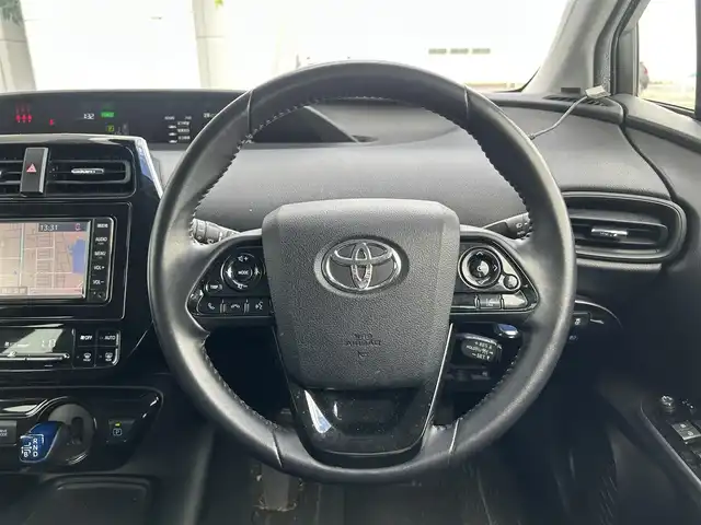 トヨタ プリウス S 静岡県 2020(令2)年 6.5万km シルバーM 後期型/トヨタセーフティセンス/AC100V/１５００Ｗ給電/レーダークルーズ/純正ＳＤナビ/ＢＴオーディオ/バックカメラ/ワンセグＴＶ/ＣＤ再生/ビルトインＥＴＣ/純正フロアマット/ＬＴＡ/クリアランスソナー/ＯＰスペアタイヤ