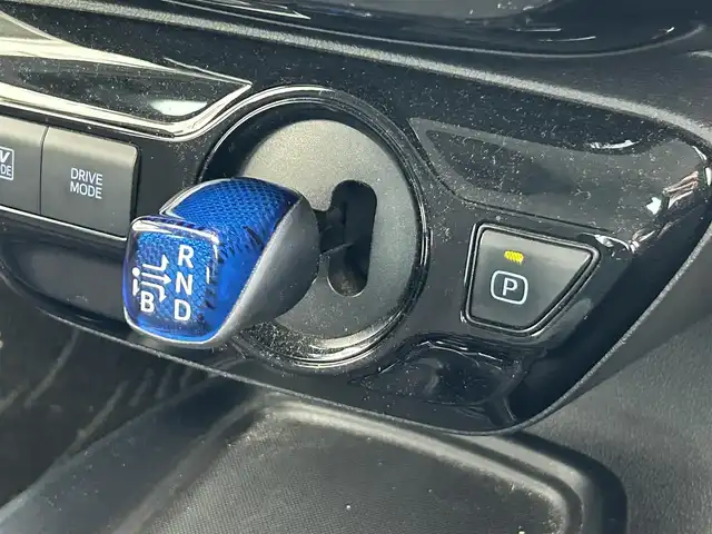 トヨタ プリウス S 静岡県 2020(令2)年 6.5万km シルバーM 後期型/トヨタセーフティセンス/AC100V/１５００Ｗ給電/レーダークルーズ/純正ＳＤナビ/ＢＴオーディオ/バックカメラ/ワンセグＴＶ/ＣＤ再生/ビルトインＥＴＣ/純正フロアマット/ＬＴＡ/クリアランスソナー/ＯＰスペアタイヤ