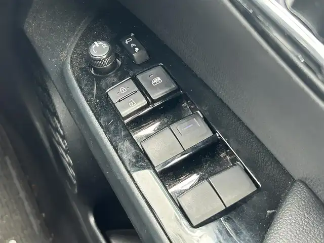 トヨタ プリウス S 静岡県 2020(令2)年 6.5万km シルバーM 後期型/トヨタセーフティセンス/AC100V/１５００Ｗ給電/レーダークルーズ/純正ＳＤナビ/ＢＴオーディオ/バックカメラ/ワンセグＴＶ/ＣＤ再生/ビルトインＥＴＣ/純正フロアマット/ＬＴＡ/クリアランスソナー/ＯＰスペアタイヤ