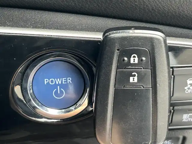 トヨタ プリウス S 静岡県 2020(令2)年 6.5万km シルバーM 後期型/トヨタセーフティセンス/AC100V/１５００Ｗ給電/レーダークルーズ/純正ＳＤナビ/ＢＴオーディオ/バックカメラ/ワンセグＴＶ/ＣＤ再生/ビルトインＥＴＣ/純正フロアマット/ＬＴＡ/クリアランスソナー/ＯＰスペアタイヤ