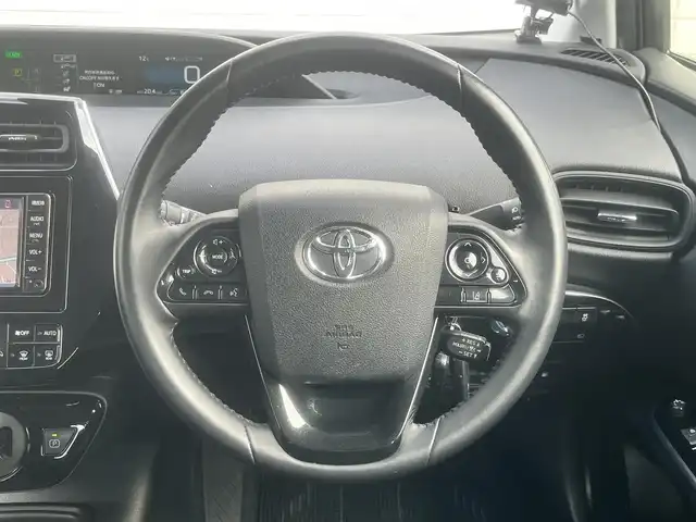 トヨタ プリウス S 島根県 2020(令2)年 6.5万km シルバーM 後期型　/純正ナビ・ＴＶ　/Ｂｌｕｅｔｏｏｔｈ　/バックカメラ　/ビルトインＥＴＣ　/クルーズコントール　/オートライト/ハイビーム　/衝突軽減ブレーキ　/レーンアシスト　/スマートキー/プッシュスタート　/純正フロアマット