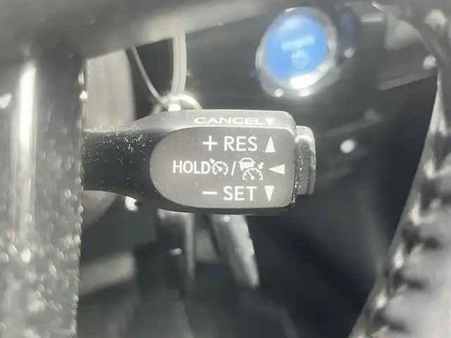 トヨタ プリウス S 島根県 2020(令2)年 6.5万km シルバーM 後期型　/純正ナビ・ＴＶ　/Ｂｌｕｅｔｏｏｔｈ　/バックカメラ　/ビルトインＥＴＣ　/クルーズコントール　/オートライト/ハイビーム　/衝突軽減ブレーキ　/レーンアシスト　/スマートキー/プッシュスタート　/純正フロアマット