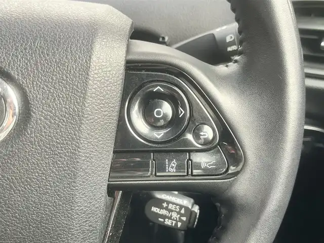 トヨタ プリウス S 島根県 2020(令2)年 6.5万km シルバーM 後期型　/純正ナビ・ＴＶ　/Ｂｌｕｅｔｏｏｔｈ　/バックカメラ　/ビルトインＥＴＣ　/クルーズコントール　/オートライト/ハイビーム　/衝突軽減ブレーキ　/レーンアシスト　/スマートキー/プッシュスタート　/純正フロアマット