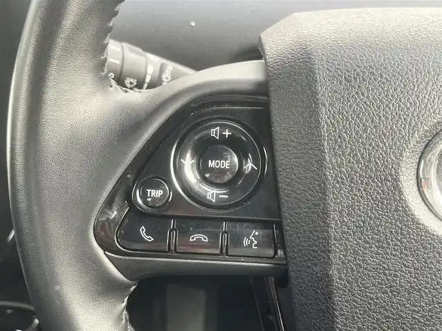 トヨタ プリウス S 島根県 2020(令2)年 6.5万km シルバーM 後期型　/純正ナビ・ＴＶ　/Ｂｌｕｅｔｏｏｔｈ　/バックカメラ　/ビルトインＥＴＣ　/クルーズコントール　/オートライト/ハイビーム　/衝突軽減ブレーキ　/レーンアシスト　/スマートキー/プッシュスタート　/純正フロアマット