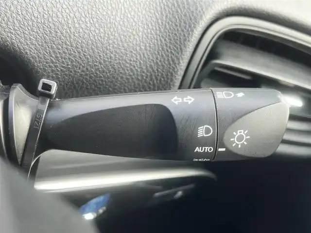 トヨタ プリウス S 島根県 2020(令2)年 6.5万km シルバーM 後期型　/純正ナビ・ＴＶ　/Ｂｌｕｅｔｏｏｔｈ　/バックカメラ　/ビルトインＥＴＣ　/クルーズコントール　/オートライト/ハイビーム　/衝突軽減ブレーキ　/レーンアシスト　/スマートキー/プッシュスタート　/純正フロアマット