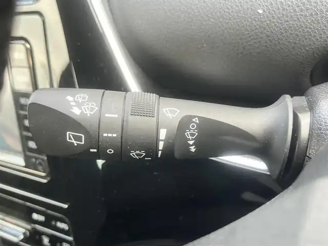 トヨタ プリウス S 島根県 2020(令2)年 6.5万km シルバーM 後期型　/純正ナビ・ＴＶ　/Ｂｌｕｅｔｏｏｔｈ　/バックカメラ　/ビルトインＥＴＣ　/クルーズコントール　/オートライト/ハイビーム　/衝突軽減ブレーキ　/レーンアシスト　/スマートキー/プッシュスタート　/純正フロアマット