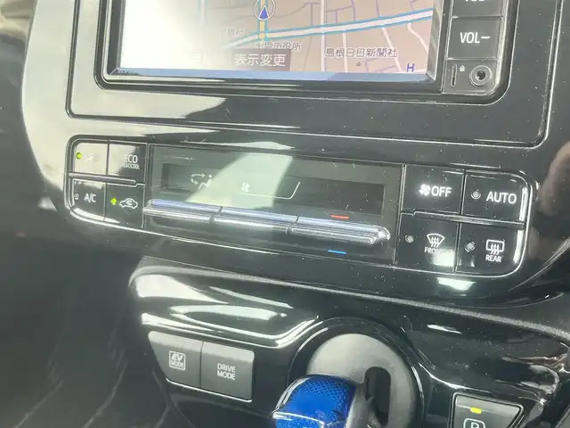 トヨタ プリウス S 島根県 2020(令2)年 6.5万km シルバーM 後期型　/純正ナビ・ＴＶ　/Ｂｌｕｅｔｏｏｔｈ　/バックカメラ　/ビルトインＥＴＣ　/クルーズコントール　/オートライト/ハイビーム　/衝突軽減ブレーキ　/レーンアシスト　/スマートキー/プッシュスタート　/純正フロアマット