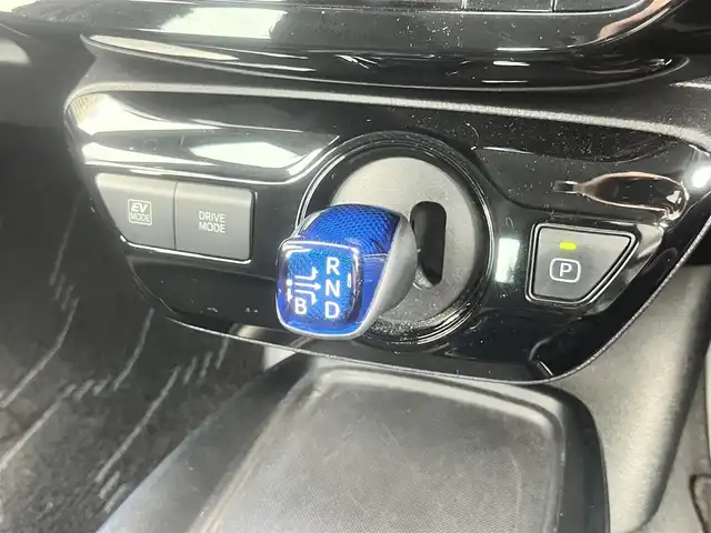 トヨタ プリウス S 島根県 2020(令2)年 6.5万km シルバーM 後期型　/純正ナビ・ＴＶ　/Ｂｌｕｅｔｏｏｔｈ　/バックカメラ　/ビルトインＥＴＣ　/クルーズコントール　/オートライト/ハイビーム　/衝突軽減ブレーキ　/レーンアシスト　/スマートキー/プッシュスタート　/純正フロアマット