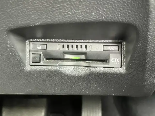 トヨタ プリウス S 島根県 2020(令2)年 6.5万km シルバーM 後期型　/純正ナビ・ＴＶ　/Ｂｌｕｅｔｏｏｔｈ　/バックカメラ　/ビルトインＥＴＣ　/クルーズコントール　/オートライト/ハイビーム　/衝突軽減ブレーキ　/レーンアシスト　/スマートキー/プッシュスタート　/純正フロアマット