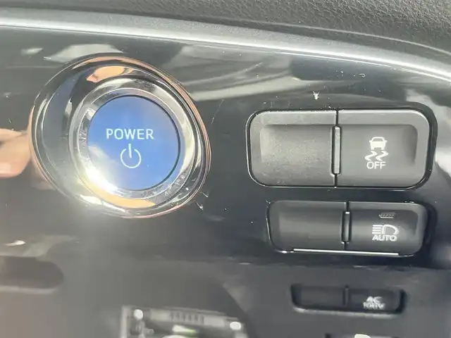 トヨタ プリウス S 島根県 2020(令2)年 6.5万km シルバーM 後期型　/純正ナビ・ＴＶ　/Ｂｌｕｅｔｏｏｔｈ　/バックカメラ　/ビルトインＥＴＣ　/クルーズコントール　/オートライト/ハイビーム　/衝突軽減ブレーキ　/レーンアシスト　/スマートキー/プッシュスタート　/純正フロアマット