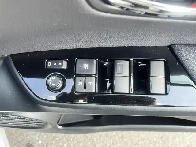 トヨタ プリウス S 島根県 2020(令2)年 6.5万km シルバーM 後期型　/純正ナビ・ＴＶ　/Ｂｌｕｅｔｏｏｔｈ　/バックカメラ　/ビルトインＥＴＣ　/クルーズコントール　/オートライト/ハイビーム　/衝突軽減ブレーキ　/レーンアシスト　/スマートキー/プッシュスタート　/純正フロアマット