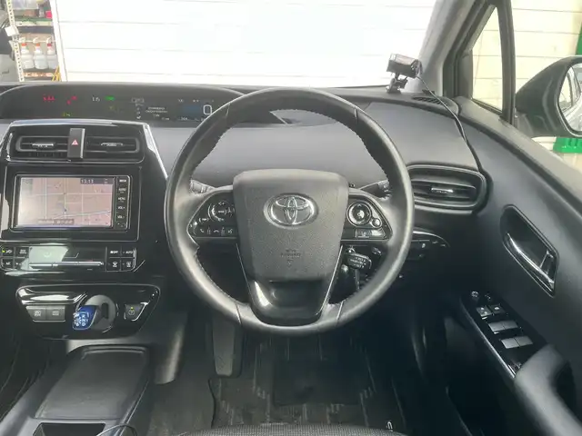 トヨタ プリウス S 島根県 2020(令2)年 6.5万km シルバーM 後期型　/純正ナビ・ＴＶ　/Ｂｌｕｅｔｏｏｔｈ　/バックカメラ　/ビルトインＥＴＣ　/クルーズコントール　/オートライト/ハイビーム　/衝突軽減ブレーキ　/レーンアシスト　/スマートキー/プッシュスタート　/純正フロアマット