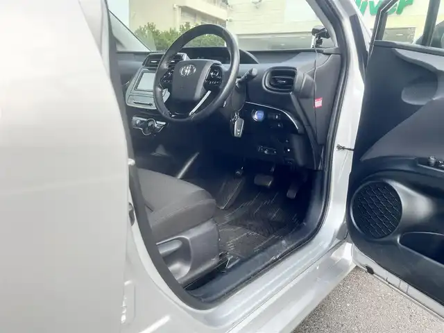 トヨタ プリウス S 島根県 2020(令2)年 6.5万km シルバーM 後期型　/純正ナビ・ＴＶ　/Ｂｌｕｅｔｏｏｔｈ　/バックカメラ　/ビルトインＥＴＣ　/クルーズコントール　/オートライト/ハイビーム　/衝突軽減ブレーキ　/レーンアシスト　/スマートキー/プッシュスタート　/純正フロアマット