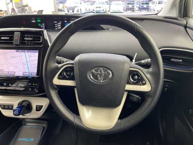 トヨタ プリウス S ツーリングセレクション 岐阜県 2017(平29)年 5.7万km ホワイトパールクリスタルシャイン 純正9インチSDナビ（DSZT-YC4T)/フルセグ/BT/DVD/バックカメラ/ビルトインETC/純正ドライブレコーダー/プリクラッシュセーフティ/レーダークルーズコントロール/レーンディパーチャーアラート/合皮シート/前席シートヒーター/LEDオートライト/フォグランプ/純正フロアマット/サイドバイザー/純正17インチAW/保証書/取扱説明書/スペアキー/スマートキー
