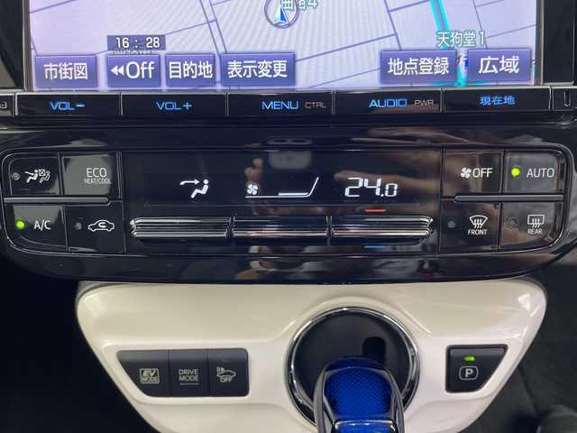 トヨタ プリウス S ツーリングセレクション 岐阜県 2017(平29)年 5.7万km ホワイトパールクリスタルシャイン 純正9インチSDナビ（DSZT-YC4T)/フルセグ/BT/DVD/バックカメラ/ビルトインETC/純正ドライブレコーダー/プリクラッシュセーフティ/レーダークルーズコントロール/レーンディパーチャーアラート/合皮シート/前席シートヒーター/LEDオートライト/フォグランプ/純正フロアマット/サイドバイザー/純正17インチAW/保証書/取扱説明書/スペアキー/スマートキー