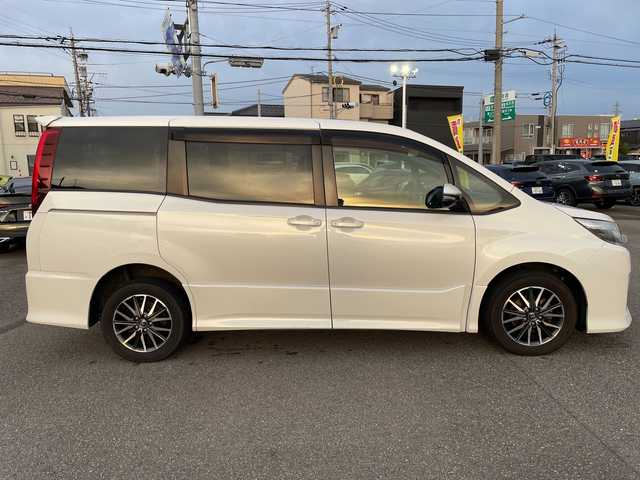 トヨタ ノア Si 石川県 2014(平26)年 11.5万km パール ４WD/社外メモリーナビ/CD/DVD/フルセグTV/バックカメラ/LEDヘッドライト/ETC/両側パワースライド/クルーズコントロール/純正アルミホイール/スマートキー/プッシュスタート/電動ミラー/フォグランプ