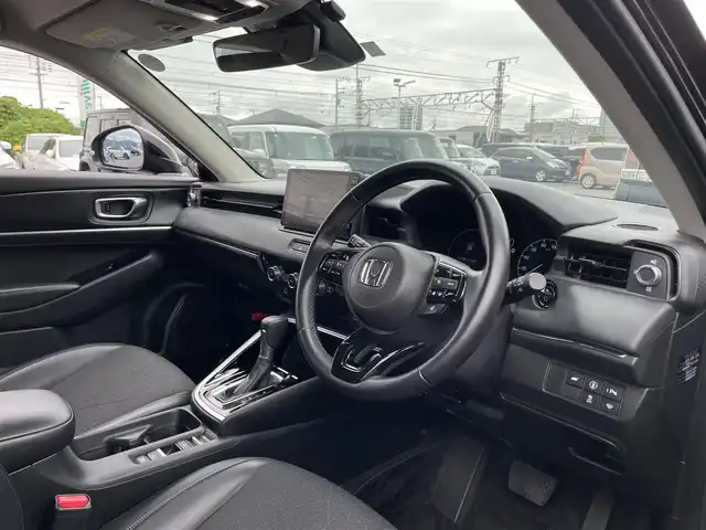 ホンダ ヴェゼル ハイブリッド e:HEV Z 滋賀県 2023(令5)年 1.9万km クリスタルブラックパール 純正９インチナビ/・CD・DVD・Bluetooth・フルセグTV/バックカメラ/ブラインドスポットモニター/ステアリングヒーター/シートヒーター/電動リアゲート/ＬＥＤヘッドライト/ダウンヒルコントロール/前後コーナーセンサー/前後ドラレコ/追従クルーズコントロール/ステアリングヒーター/オートライト/レーンキープアシスト/衝突軽減/横滑り防止/盗難防止/純正18インチAW/スマートキー