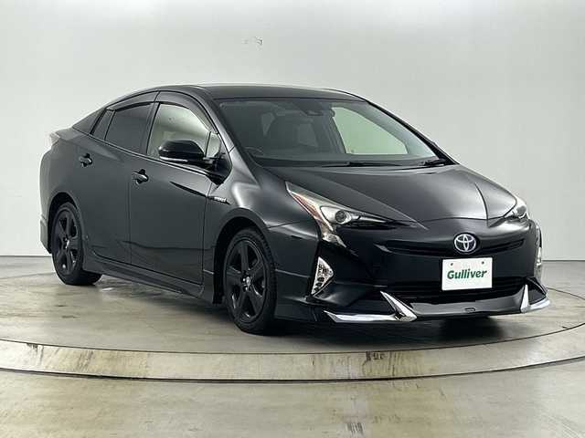 トヨタ プリウス S ツーリングセレクション 愛知県 2017(平29)年 7.2万km アティチュードブラックマイカ 禁煙車/純正9インチナビ/（CD/DVD/Bluetooth/フルセグTV/SD)/バックカメラ/社外エアロ/（フロント/リア/サイド）/トヨタセーフティセンス/・プリクラッシュセーフティ/・レーンディパーチャーアラート/・オートマチックハイビーム/・レーダークルーズコントロール/・ふらつき警報機能/ETC/ドライブレコーダー/合皮シート/前席シートヒーター/純正17インチアルミホイール/スマートキー/スペアキー1本/プッシュスタート/LEDヘッドライト/フロントフォグランプ/オートライト/純正フロアマット/横滑り防止装置/電動格納ミラー/オートエアコン/電動格納ミラー