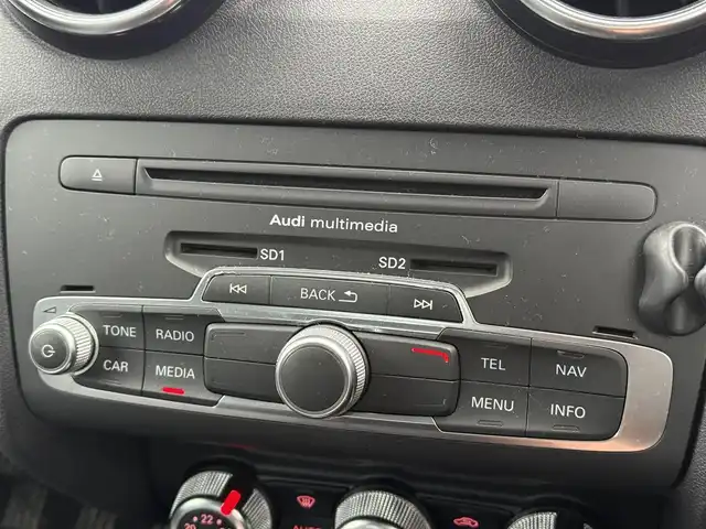 アウディ Ａ１ 1．4TFSI 千葉県 2011(平23)年 7.4万km アマルフィホワイト ユーザー買取車両/純正メーカーナビ/・テレビ/BT/DVD/CD/USB/ETC/OZレーシング16インチホイール/オートライト/フォグライト/スマートキー/プッシュスタート/純正フロアマット/ステアリングスイッチ