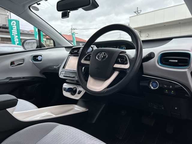 トヨタ プリウス A 宮城県 2016(平28)年 5.2万km アティチュードブラックマイカ 純正ディーラーOPナビ/CD/DVD/SD/BT/フルセグ/バックカメラ/HUD/トヨタセーフティセンス/プリクラッシュセーフティ/レーダークルーズコントロール/レーンキープアシスト/パーキングアシスト/クリアランスソナー/ブラインドスポットモニター/オートハイビーム/LEDヘッドライト/純正アルミ＆スタッドレス/純正アルミ＆ノーマルタイヤ積込/ドライブレコーダー/ビルトインETC/プッシュスタート/スマートキー/スペアキーあり/保証書＆取扱説明書あり