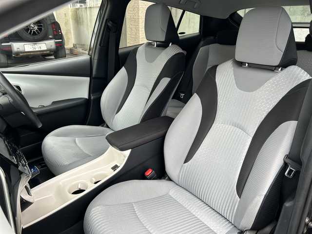 トヨタ プリウス A 宮城県 2016(平28)年 5.2万km アティチュードブラックマイカ 純正ディーラーOPナビ/CD/DVD/SD/BT/フルセグ/バックカメラ/HUD/トヨタセーフティセンス/プリクラッシュセーフティ/レーダークルーズコントロール/レーンキープアシスト/パーキングアシスト/クリアランスソナー/ブラインドスポットモニター/オートハイビーム/LEDヘッドライト/純正アルミ＆スタッドレス/純正アルミ＆ノーマルタイヤ積込/ドライブレコーダー/ビルトインETC/プッシュスタート/スマートキー/スペアキーあり/保証書＆取扱説明書あり