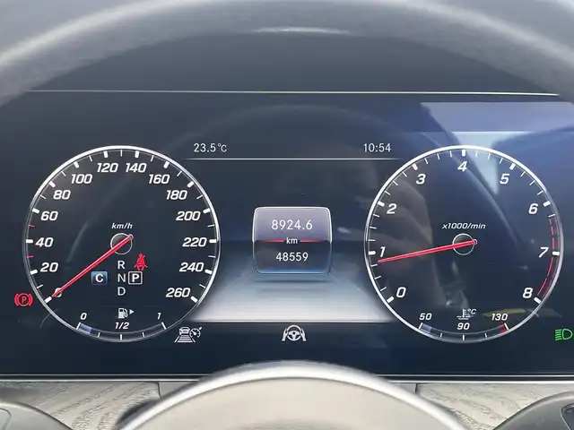 メルセデス・ベンツ Ｅ２００ クーペ スポーツ 静岡県 2019(令1)年 4.9万km ダイヤモンドホワイト レザーパッケージ/・本革シート/・パノラミックスライディングルーフ/・Burmesterサラウンドサウンドシステム/・エアバランスパッケージ/・レザーARTICOダッシュボード/・メモリー付パワーシート /・電動ランバーサポート/・電動チルト＆テレスコピックステアリング/・マルチビームLEDヘッドライト/・アダプティブハイビームアシスト・プラス/・イージーエントリー/レーダーセーフティパッケージ/・アクティブディスタンスアシスト・ディストロニック/・アクティブステアリングアシスト/・アクティブレーンチェンジングアシスト/・アクティブエマージェンシーストップアシスト/・PRE-SAFE/・アクティブブレーキアシスト/・PRE-SAFEサウンド/・緊急回避補助システム/・渋滞時緊急ブレーキ機能/・アクティブブラインドスポットアシスト/・アクティブレーンキーピングアシスト/・PRE-SAFEプラス/・トラフィックサインアシスト/COMANDシステム/(Bluetooth/CarPlay/フルセグ)/360°カメラ/アダプティブクルーズコントロール/シートヒーター/アンビエントライト/キーレスゴー/ETC/ドライブレコーダー/純正19AW/フロアマット