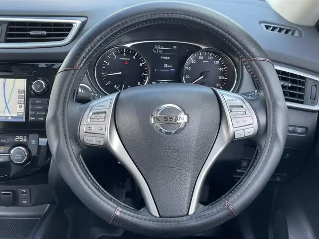 日産 エクストレイル モード・プレミア 島根県 2016(平28)年 4.9万km ブリリアントホワイトパール 純正ナビ/・BT/フルセグTV/CD/DVD/AM/FM/エマージェンシーブレーキ/全方位カメラ/バックカメラ/コーナーセンサー/横滑り防止装置/車線逸脱防止装置/アイドリングストップ/シートヒーター/ETC/オートライト/プッシュスタート/ステアリングスイッチ/純正ドアバイザー/純正フロアマット/保証書/取扱説明書