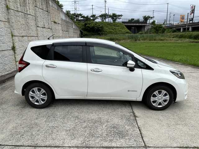 日産 ノート e－パワー B 長崎県 2019(平31)年 6万km ホワイト 社外メモリナビ/(BT/ラジオ)/衝突軽減ブレーキ/レーンアシスト/コーナーセンサー/スマートキー/プッシュスタート/ETC