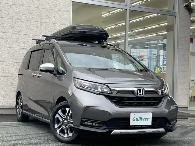 ホンダ フリード＋ クロスター ホンダセンシング 埼玉県 2021(令3)年 1.5万km スーパープラチナグレーメタリック /ワンオーナー//純正メモリナビ//フルセグTV//バックカメラ//CD/DVD/Bluetooth//両側パワースライドドア//アダプティブクルーズコントロール//ビルトインETC//スマートキーx2//LEDヘッドライト//ハーフレザーシート//CMBS衝突軽減ブレーキ//LKAS車線維持支援システム//W.サイド.カーテンエアバッグ//ABS//横滑り防止装置//前後ドライブレコーダー//LEDフォグランプ//オートライト//プライバシーガラス//ドアバイザー//純正15インチAW//新車時保証書//取扱説明書//ナビ取説