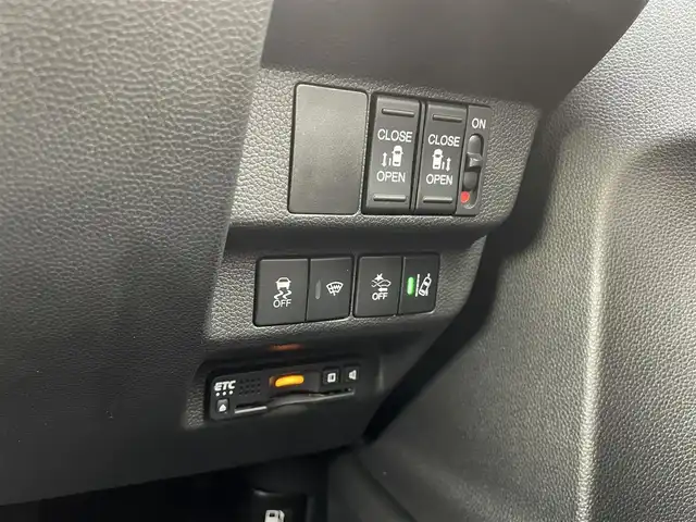 ホンダ フリード＋ クロスター ホンダセンシング 埼玉県 2021(令3)年 1.5万km スーパープラチナグレーメタリック /ワンオーナー//純正メモリナビ//フルセグTV//バックカメラ//CD/DVD/Bluetooth//両側パワースライドドア//アダプティブクルーズコントロール//ビルトインETC//スマートキーx2//LEDヘッドライト//ハーフレザーシート//CMBS衝突軽減ブレーキ//LKAS車線維持支援システム//W.サイド.カーテンエアバッグ//ABS//横滑り防止装置//前後ドライブレコーダー//LEDフォグランプ//オートライト//プライバシーガラス//ドアバイザー//純正15インチAW//新車時保証書//取扱説明書//ナビ取説