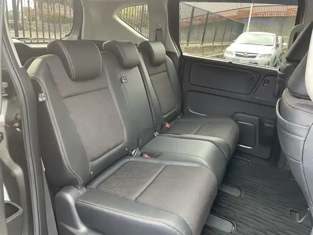 ホンダ フリード＋ クロスター ホンダセンシング 埼玉県 2021(令3)年 1.5万km スーパープラチナグレーメタリック /ワンオーナー//純正メモリナビ//フルセグTV//バックカメラ//CD/DVD/Bluetooth//両側パワースライドドア//アダプティブクルーズコントロール//ビルトインETC//スマートキーx2//LEDヘッドライト//ハーフレザーシート//CMBS衝突軽減ブレーキ//LKAS車線維持支援システム//W.サイド.カーテンエアバッグ//ABS//横滑り防止装置//前後ドライブレコーダー//LEDフォグランプ//オートライト//プライバシーガラス//ドアバイザー//純正15インチAW//新車時保証書//取扱説明書//ナビ取説