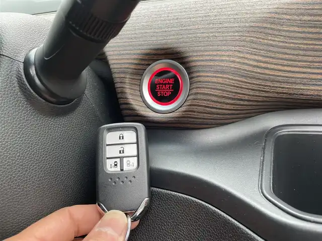 ホンダ フリード＋ クロスター ホンダセンシング 埼玉県 2021(令3)年 1.5万km スーパープラチナグレーメタリック /ワンオーナー//純正メモリナビ//フルセグTV//バックカメラ//CD/DVD/Bluetooth//両側パワースライドドア//アダプティブクルーズコントロール//ビルトインETC//スマートキーx2//LEDヘッドライト//ハーフレザーシート//CMBS衝突軽減ブレーキ//LKAS車線維持支援システム//W.サイド.カーテンエアバッグ//ABS//横滑り防止装置//前後ドライブレコーダー//LEDフォグランプ//オートライト//プライバシーガラス//ドアバイザー//純正15インチAW//新車時保証書//取扱説明書//ナビ取説