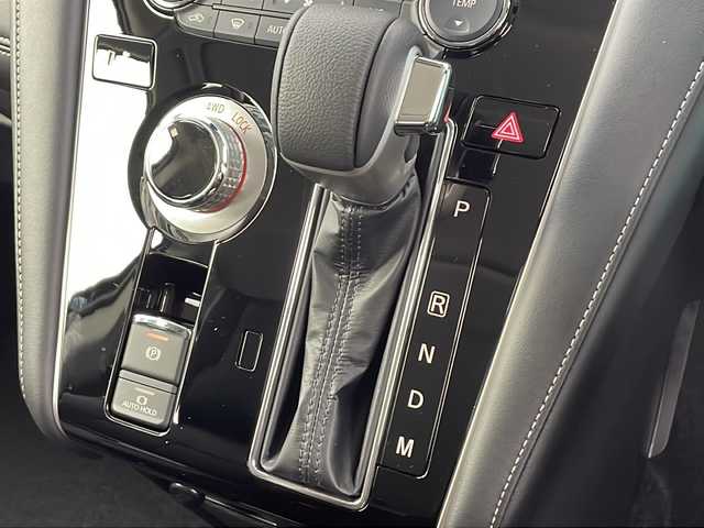 三菱 デリカＤ：５ シャモニー 愛知県 2025(令7)年 0.1千km ホワイトダイヤモンド /禁煙車//R7年8月登録済未使用車//特別仕様車”CHAMONIX”//ナビ取付パッケージ付//マルチアラウンドモニター//e-Assist//レーダークルーズコントロール//専用ブラック外装加飾//専用デカール//専用18インチブラックアルミホイール//専用合皮×スエード調コンビシート(撥水機能付)//専用木目調パネル//専用シルバーステッチ加飾//LEDヘッドライト//オートライト//LEDフォグランプ//エレクトリックテールゲート//両側パワースライドドア//運転席パワーシート//前席シートヒーター//電子パーキングブレーキ//ブレーキホールド//革巻きステアリング//ステアリングスイッチ//ステアリングヒーター//プッシュスタート//電動格納ミラー//アイドリングストップ//取扱説明書//スペアキー