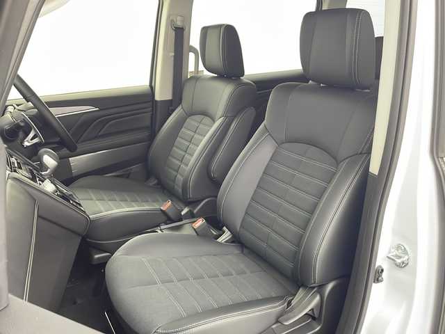 三菱 デリカＤ：５ シャモニー 愛知県 2025(令7)年 0.1千km ホワイトダイヤモンド /禁煙車//R7年8月登録済未使用車//特別仕様車”CHAMONIX”//ナビ取付パッケージ付//マルチアラウンドモニター//e-Assist//レーダークルーズコントロール//専用ブラック外装加飾//専用デカール//専用18インチブラックアルミホイール//専用合皮×スエード調コンビシート(撥水機能付)//専用木目調パネル//専用シルバーステッチ加飾//LEDヘッドライト//オートライト//LEDフォグランプ//エレクトリックテールゲート//両側パワースライドドア//運転席パワーシート//前席シートヒーター//電子パーキングブレーキ//ブレーキホールド//革巻きステアリング//ステアリングスイッチ//ステアリングヒーター//プッシュスタート//電動格納ミラー//アイドリングストップ//取扱説明書//スペアキー