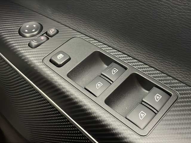 三菱 デリカＤ：５ シャモニー 愛知県 2025(令7)年 0.1千km ホワイトダイヤモンド /禁煙車//R7年8月登録済未使用車//特別仕様車”CHAMONIX”//ナビ取付パッケージ付//マルチアラウンドモニター//e-Assist//レーダークルーズコントロール//専用ブラック外装加飾//専用デカール//専用18インチブラックアルミホイール//専用合皮×スエード調コンビシート(撥水機能付)//専用木目調パネル//専用シルバーステッチ加飾//LEDヘッドライト//オートライト//LEDフォグランプ//エレクトリックテールゲート//両側パワースライドドア//運転席パワーシート//前席シートヒーター//電子パーキングブレーキ//ブレーキホールド//革巻きステアリング//ステアリングスイッチ//ステアリングヒーター//プッシュスタート//電動格納ミラー//アイドリングストップ//取扱説明書//スペアキー