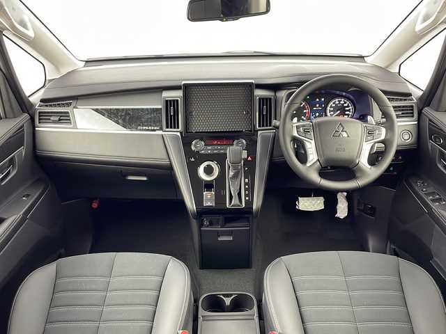 三菱 デリカＤ：５ シャモニー 愛知県 2025(令7)年 0.1千km ホワイトダイヤモンド /禁煙車//R7年8月登録済未使用車//特別仕様車”CHAMONIX”//ナビ取付パッケージ付//マルチアラウンドモニター//e-Assist//レーダークルーズコントロール//専用ブラック外装加飾//専用デカール//専用18インチブラックアルミホイール//専用合皮×スエード調コンビシート(撥水機能付)//専用木目調パネル//専用シルバーステッチ加飾//LEDヘッドライト//オートライト//LEDフォグランプ//エレクトリックテールゲート//両側パワースライドドア//運転席パワーシート//前席シートヒーター//電子パーキングブレーキ//ブレーキホールド//革巻きステアリング//ステアリングスイッチ//ステアリングヒーター//プッシュスタート//電動格納ミラー//アイドリングストップ//取扱説明書//スペアキー