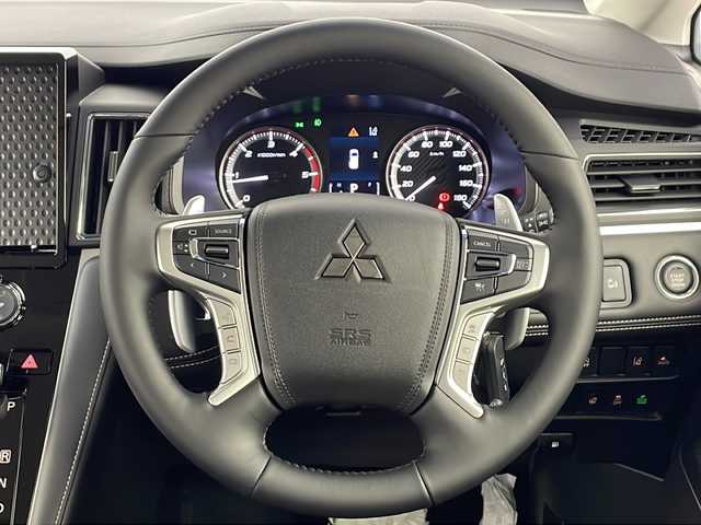 三菱 デリカＤ：５ シャモニー 愛知県 2025(令7)年 0.1千km ホワイトダイヤモンド /禁煙車//R7年8月登録済未使用車//特別仕様車”CHAMONIX”//ナビ取付パッケージ付//マルチアラウンドモニター//e-Assist//レーダークルーズコントロール//専用ブラック外装加飾//専用デカール//専用18インチブラックアルミホイール//専用合皮×スエード調コンビシート(撥水機能付)//専用木目調パネル//専用シルバーステッチ加飾//LEDヘッドライト//オートライト//LEDフォグランプ//エレクトリックテールゲート//両側パワースライドドア//運転席パワーシート//前席シートヒーター//電子パーキングブレーキ//ブレーキホールド//革巻きステアリング//ステアリングスイッチ//ステアリングヒーター//プッシュスタート//電動格納ミラー//アイドリングストップ//取扱説明書//スペアキー