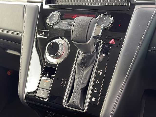 三菱 デリカＤ：５ シャモニー 愛知県 2025(令7)年 0.1千km ホワイトダイヤモンド /禁煙車//R7年8月登録済未使用車//特別仕様車”CHAMONIX”//ナビ取付パッケージ付//マルチアラウンドモニター//e-Assist//レーダークルーズコントロール//専用ブラック外装加飾//専用デカール//専用18インチブラックアルミホイール//専用合皮×スエード調コンビシート(撥水機能付)//専用木目調パネル//専用シルバーステッチ加飾//LEDヘッドライト//オートライト//LEDフォグランプ//エレクトリックテールゲート//両側パワースライドドア//運転席パワーシート//前席シートヒーター//電子パーキングブレーキ//ブレーキホールド//革巻きステアリング//ステアリングスイッチ//ステアリングヒーター//プッシュスタート//電動格納ミラー//アイドリングストップ//取扱説明書//スペアキー