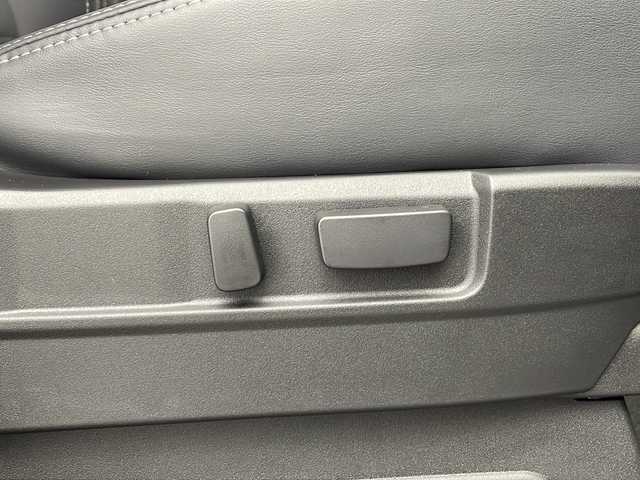 三菱 デリカＤ：５ シャモニー 愛知県 2025(令7)年 0.1千km ホワイトダイヤモンド /禁煙車//R7年8月登録済未使用車//特別仕様車”CHAMONIX”//ナビ取付パッケージ付//マルチアラウンドモニター//e-Assist//レーダークルーズコントロール//専用ブラック外装加飾//専用デカール//専用18インチブラックアルミホイール//専用合皮×スエード調コンビシート(撥水機能付)//専用木目調パネル//専用シルバーステッチ加飾//LEDヘッドライト//オートライト//LEDフォグランプ//エレクトリックテールゲート//両側パワースライドドア//運転席パワーシート//前席シートヒーター//電子パーキングブレーキ//ブレーキホールド//革巻きステアリング//ステアリングスイッチ//ステアリングヒーター//プッシュスタート//電動格納ミラー//アイドリングストップ//取扱説明書//スペアキー