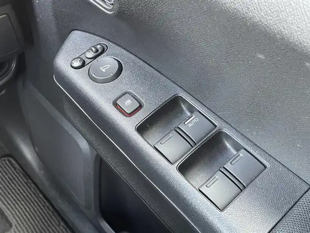 ホンダ ライフ ディーバ ターボパッケージ 東京都 2013(平25)年 4.2万km プレミアムホワイトパール ＨＩＤヘッドライト　/キーレスエントリー　/電子制御付ＡＢＳ　/フルオートエアコン　/純正フロアマット　/１４インチ純正アルミホイール　/ドアバイザー