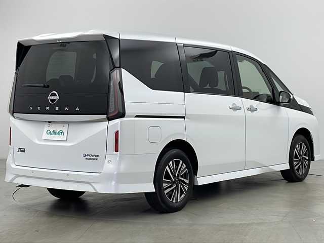 日産 セレナ e－4ORCE ハイウェイスターV 道央・札幌 2025(令7)年 0.1千km プリズムホワイト ・4WD/・寒冷地仕様/・e-4orce/・純正ナビ/　TV/BT/・純正フリップダウンモニター/・全方位カメラ/・両側パワースライドドア/・プロパイロット/・純正前後ドライブレコーダー/・ハンズフリースライドドア/・デジタルインナーミラー/・置くだけ充電/・オートマチックハイビーム/・オートライト/・LEDヘッドライト/・フォグランプ/・前席/２列目シートヒーター/・ステアリングヒーター/・ハンドル支援/・ビルトインETC/・スペアキー/・16インチ純正アルミホイール/・取扱説明書/・保証書