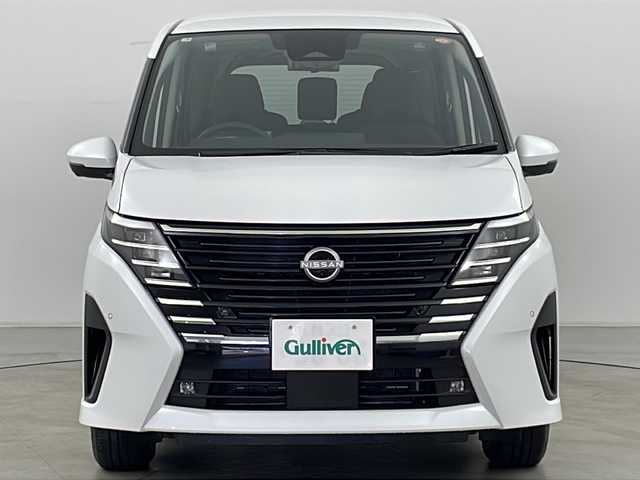 日産 セレナ e－4ORCE ハイウェイスターV 道央・札幌 2025(令7)年 0.1千km プリズムホワイト ・4WD/・寒冷地仕様/・e-4orce/・純正ナビ/　TV/BT/・純正フリップダウンモニター/・全方位カメラ/・両側パワースライドドア/・プロパイロット/・純正前後ドライブレコーダー/・ハンズフリースライドドア/・デジタルインナーミラー/・置くだけ充電/・オートマチックハイビーム/・オートライト/・LEDヘッドライト/・フォグランプ/・前席/２列目シートヒーター/・ステアリングヒーター/・ハンドル支援/・ビルトインETC/・スペアキー/・16インチ純正アルミホイール/・取扱説明書/・保証書