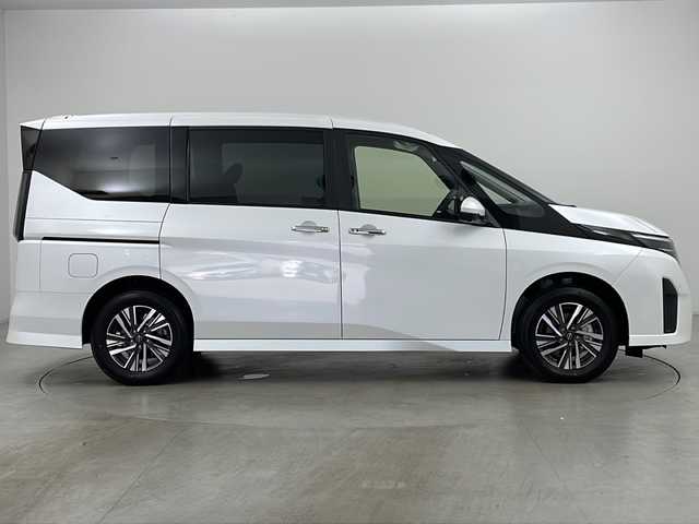 日産 セレナ e－4ORCE ハイウェイスターV 道央・札幌 2025(令7)年 0.1千km プリズムホワイト ・4WD/・寒冷地仕様/・e-4orce/・純正ナビ/　TV/BT/・純正フリップダウンモニター/・全方位カメラ/・両側パワースライドドア/・プロパイロット/・純正前後ドライブレコーダー/・ハンズフリースライドドア/・デジタルインナーミラー/・置くだけ充電/・オートマチックハイビーム/・オートライト/・LEDヘッドライト/・フォグランプ/・前席/２列目シートヒーター/・ステアリングヒーター/・ハンドル支援/・ビルトインETC/・スペアキー/・16インチ純正アルミホイール/・取扱説明書/・保証書