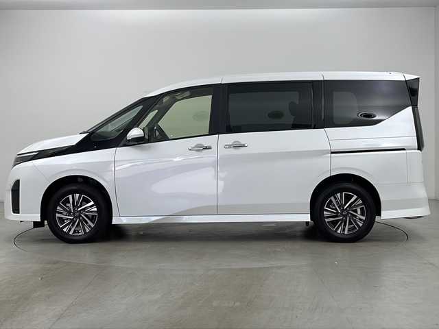 日産 セレナ e－4ORCE ハイウェイスターV 道央・札幌 2025(令7)年 0.1千km プリズムホワイト ・4WD/・寒冷地仕様/・e-4orce/・純正ナビ/　TV/BT/・純正フリップダウンモニター/・全方位カメラ/・両側パワースライドドア/・プロパイロット/・純正前後ドライブレコーダー/・ハンズフリースライドドア/・デジタルインナーミラー/・置くだけ充電/・オートマチックハイビーム/・オートライト/・LEDヘッドライト/・フォグランプ/・前席/２列目シートヒーター/・ステアリングヒーター/・ハンドル支援/・ビルトインETC/・スペアキー/・16インチ純正アルミホイール/・取扱説明書/・保証書