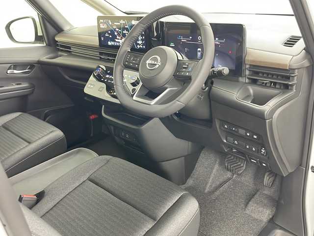 日産 セレナ e－4ORCE ハイウェイスターV 道央・札幌 2025(令7)年 0.1千km プリズムホワイト ・4WD/・寒冷地仕様/・e-4orce/・純正ナビ/　TV/BT/・純正フリップダウンモニター/・全方位カメラ/・両側パワースライドドア/・プロパイロット/・純正前後ドライブレコーダー/・ハンズフリースライドドア/・デジタルインナーミラー/・置くだけ充電/・オートマチックハイビーム/・オートライト/・LEDヘッドライト/・フォグランプ/・前席/２列目シートヒーター/・ステアリングヒーター/・ハンドル支援/・ビルトインETC/・スペアキー/・16インチ純正アルミホイール/・取扱説明書/・保証書