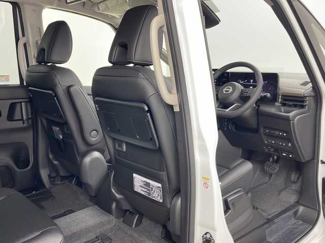 日産 セレナ e－4ORCE ハイウェイスターV 道央・札幌 2025(令7)年 0.1千km プリズムホワイト ・4WD/・寒冷地仕様/・e-4orce/・純正ナビ/　TV/BT/・純正フリップダウンモニター/・全方位カメラ/・両側パワースライドドア/・プロパイロット/・純正前後ドライブレコーダー/・ハンズフリースライドドア/・デジタルインナーミラー/・置くだけ充電/・オートマチックハイビーム/・オートライト/・LEDヘッドライト/・フォグランプ/・前席/２列目シートヒーター/・ステアリングヒーター/・ハンドル支援/・ビルトインETC/・スペアキー/・16インチ純正アルミホイール/・取扱説明書/・保証書