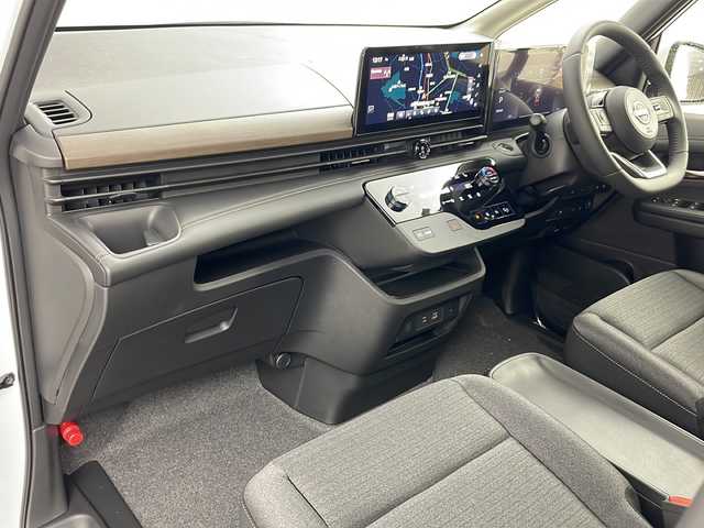 日産 セレナ e－4ORCE ハイウェイスターV 道央・札幌 2025(令7)年 0.1千km プリズムホワイト ・4WD/・寒冷地仕様/・e-4orce/・純正ナビ/　TV/BT/・純正フリップダウンモニター/・全方位カメラ/・両側パワースライドドア/・プロパイロット/・純正前後ドライブレコーダー/・ハンズフリースライドドア/・デジタルインナーミラー/・置くだけ充電/・オートマチックハイビーム/・オートライト/・LEDヘッドライト/・フォグランプ/・前席/２列目シートヒーター/・ステアリングヒーター/・ハンドル支援/・ビルトインETC/・スペアキー/・16インチ純正アルミホイール/・取扱説明書/・保証書