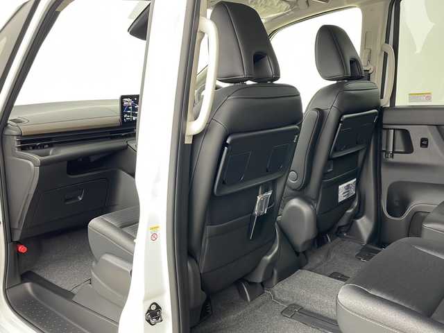 日産 セレナ e－4ORCE ハイウェイスターV 道央・札幌 2025(令7)年 0.1千km プリズムホワイト ・4WD/・寒冷地仕様/・e-4orce/・純正ナビ/　TV/BT/・純正フリップダウンモニター/・全方位カメラ/・両側パワースライドドア/・プロパイロット/・純正前後ドライブレコーダー/・ハンズフリースライドドア/・デジタルインナーミラー/・置くだけ充電/・オートマチックハイビーム/・オートライト/・LEDヘッドライト/・フォグランプ/・前席/２列目シートヒーター/・ステアリングヒーター/・ハンドル支援/・ビルトインETC/・スペアキー/・16インチ純正アルミホイール/・取扱説明書/・保証書
