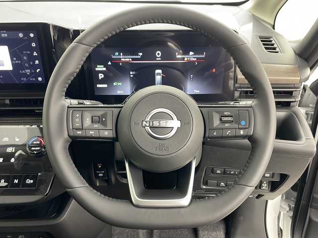 日産 セレナ e－4ORCE ハイウェイスターV 道央・札幌 2025(令7)年 0.1千km プリズムホワイト ・4WD/・寒冷地仕様/・e-4orce/・純正ナビ/　TV/BT/・純正フリップダウンモニター/・全方位カメラ/・両側パワースライドドア/・プロパイロット/・純正前後ドライブレコーダー/・ハンズフリースライドドア/・デジタルインナーミラー/・置くだけ充電/・オートマチックハイビーム/・オートライト/・LEDヘッドライト/・フォグランプ/・前席/２列目シートヒーター/・ステアリングヒーター/・ハンドル支援/・ビルトインETC/・スペアキー/・16インチ純正アルミホイール/・取扱説明書/・保証書